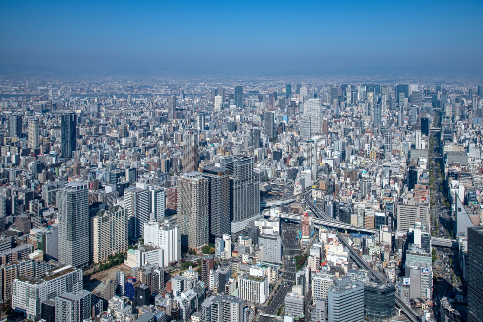 アパホテル＆リゾート＜大阪なんば駅前タワー＞の建築写真 1