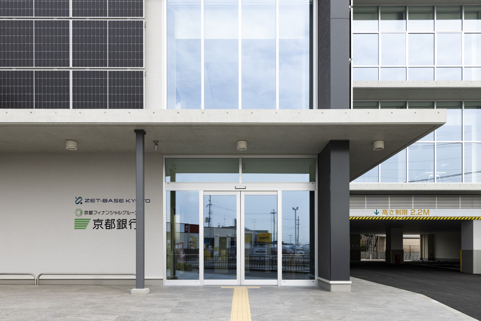 京都銀行　向日町支店の建築写真 3