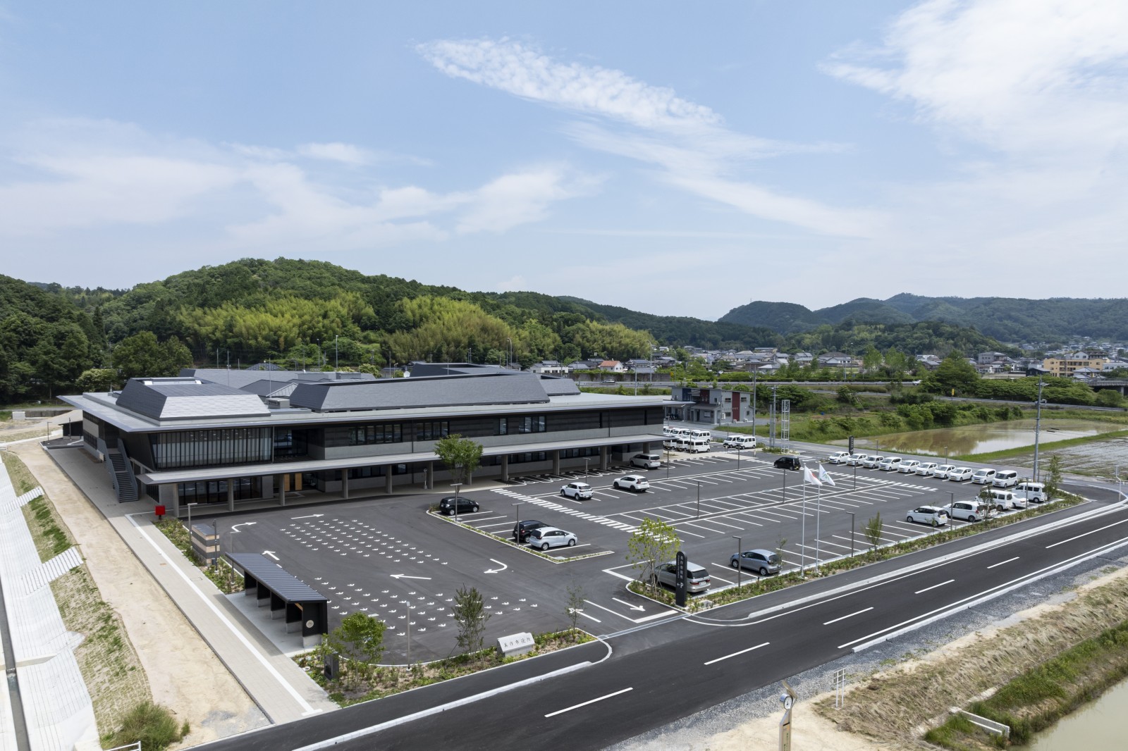 美作市役所の建築写真 1
